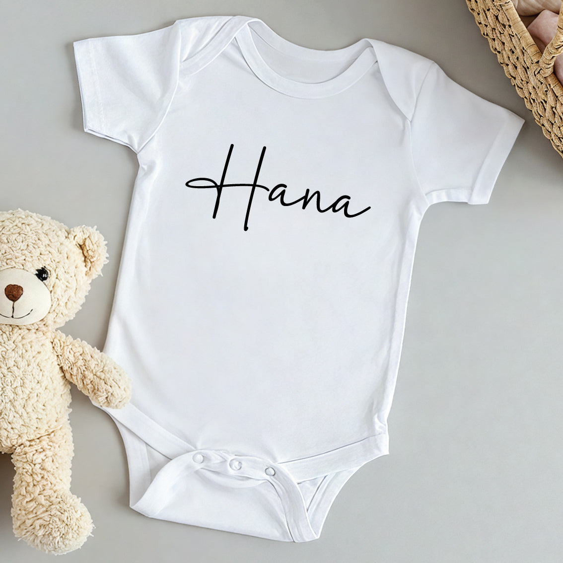 Personaliziran bodi z imenom – čudovito darilo za novorojenčka